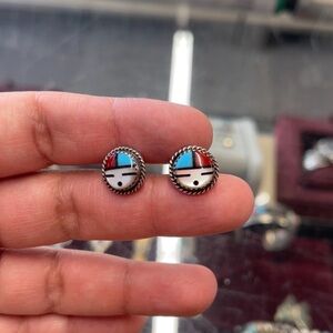 Material:925 silver
Stone: turquoise, coral, onyx and MOP
Size: .25”
Earrings